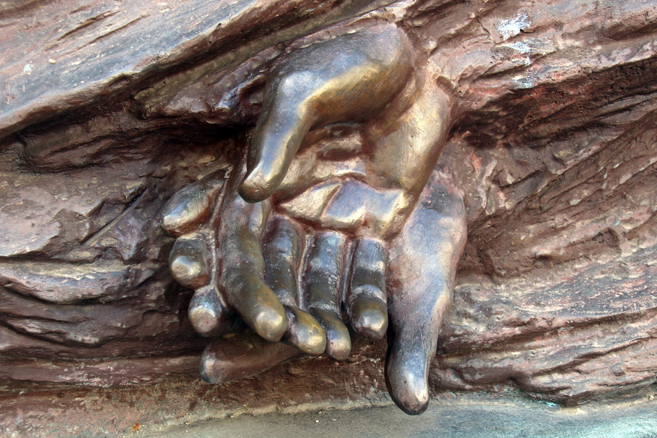 2 ineinanderliegende Hände