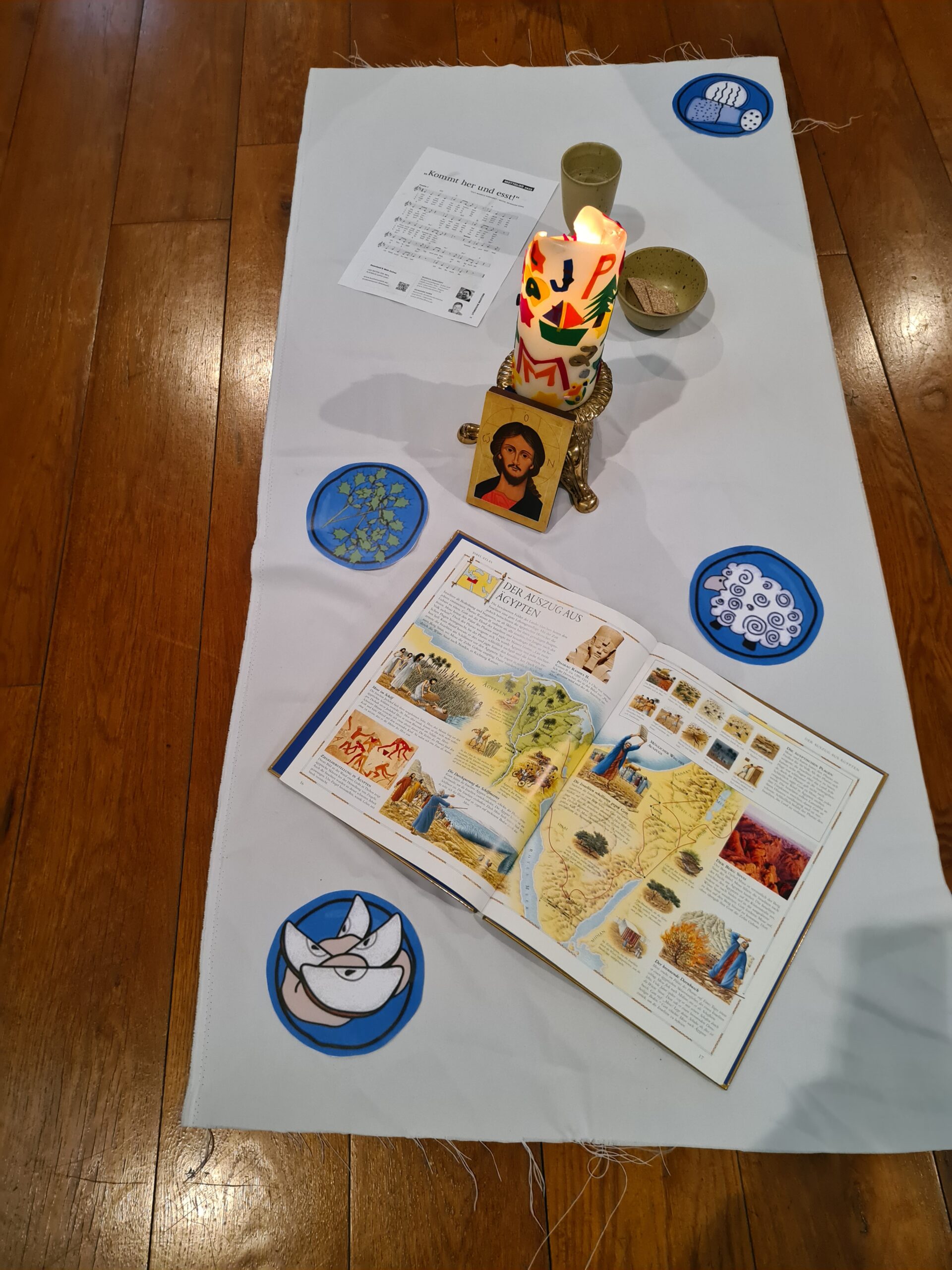 Tisch mit Symbolen des Abendmahls