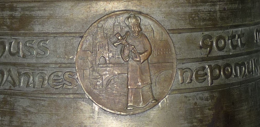 Die größte der drei Glocken ist dem Kirchenpatron, dem hl. Johannes Nepomuk, geweiht. Sie hat einen Durchmesser von 95 cm und wiegt 500 Kilogramm.