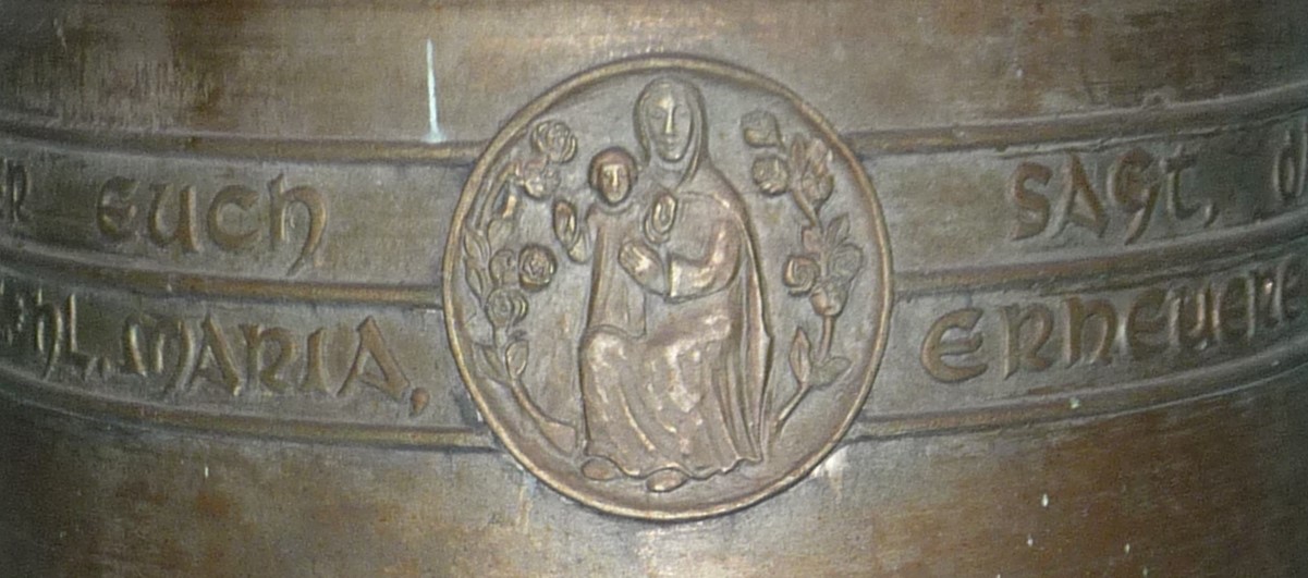 Die mittlere Glocke ist der Mutter Gottes geweiht und hat einen Durchmesser von 85 cm. Sie hat ein Gewicht von 350 Kilogramm.