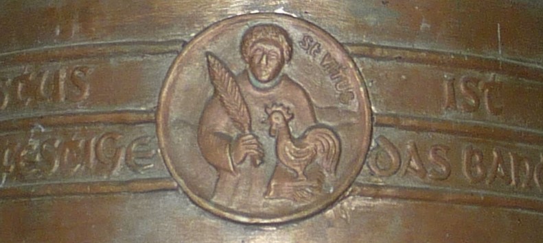 Die Kleinste ist dem hl. Vitus geweiht. Diese hat einen Durchmesser von 74 cm und wiegt 250 Kilogramm.