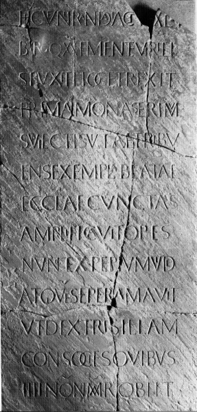 Grabplatte der ersten Äbtissin Walburga