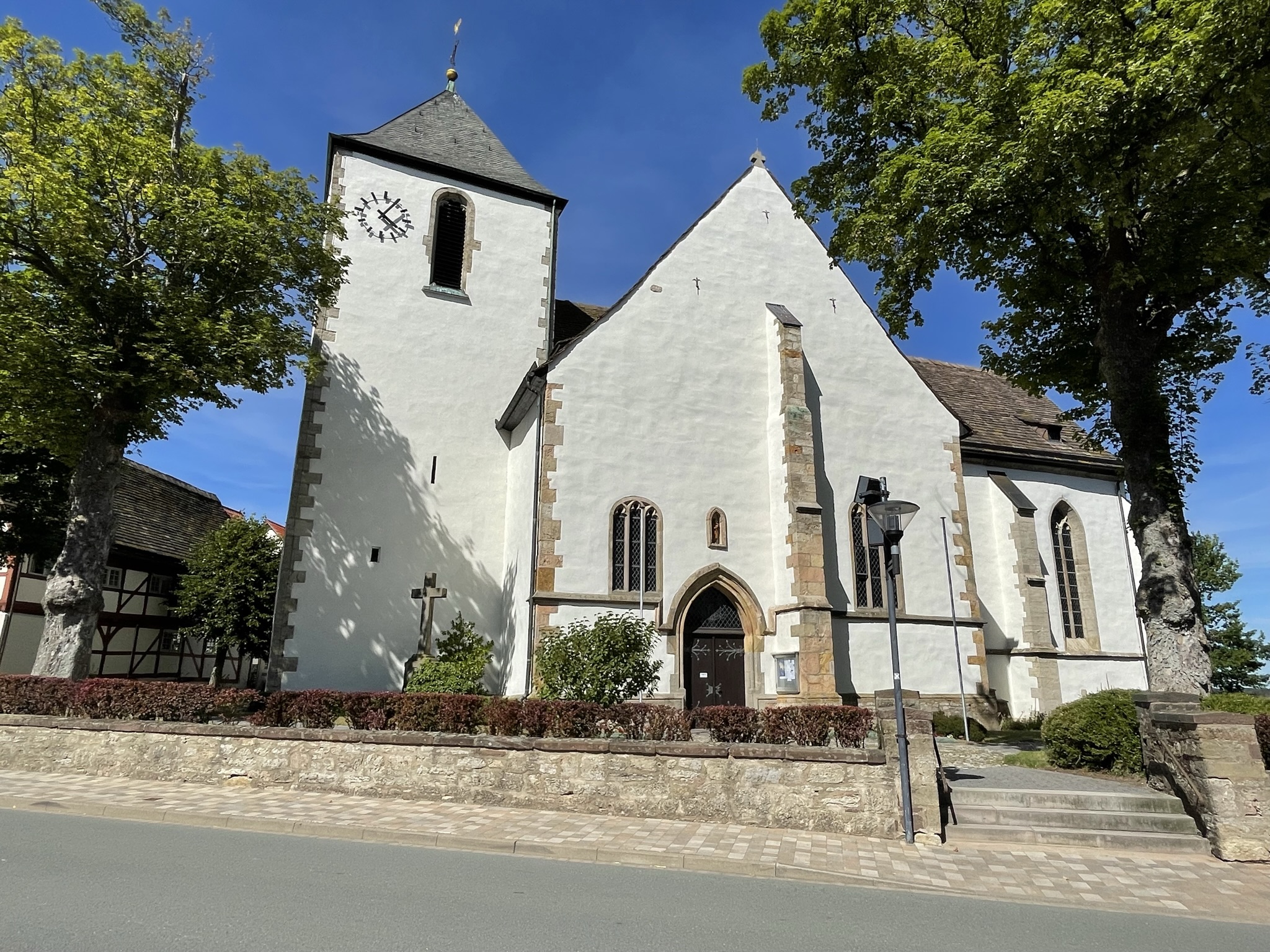 Kirche Dringenberg aussen