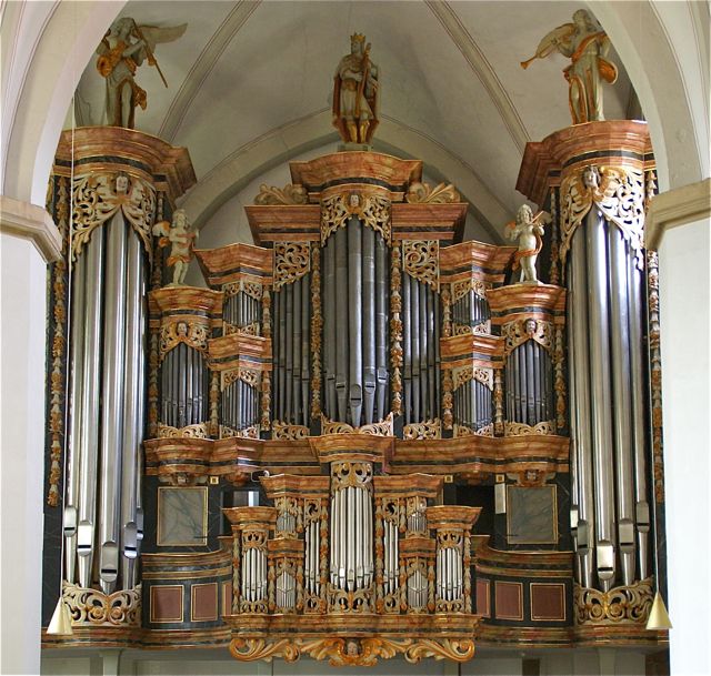 Die Ott-Orgel von 1966 (II/32) mit Gehäuse und Prospektpfeifen von 1714