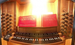 Spieltisch der Orgel