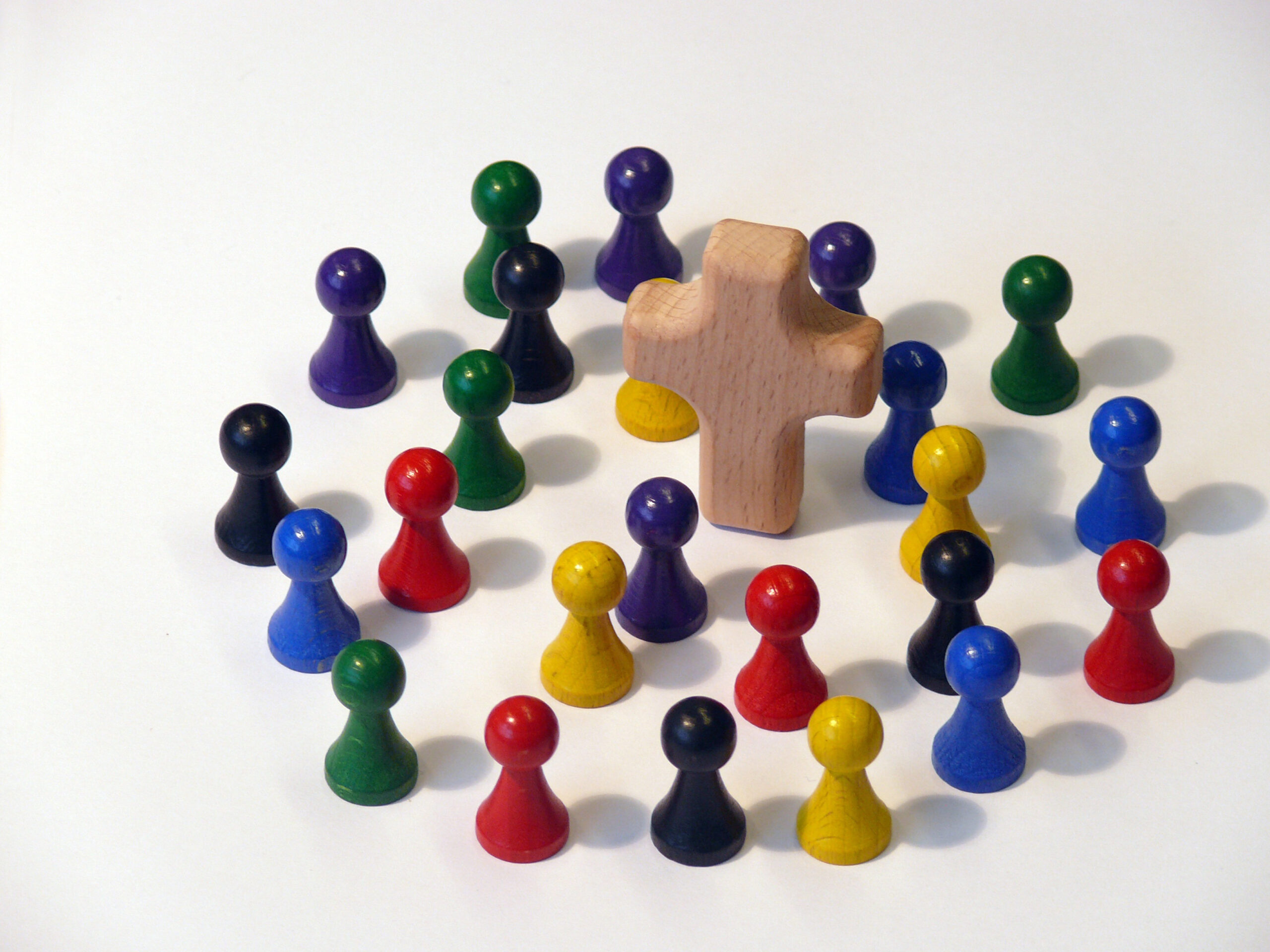 Kreuz inmitten von bunten Kegeln