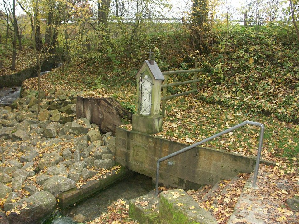 Antoniusquelle - oben links fließt die junge Oese zu