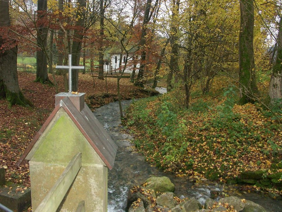 Blick von der Antoniusstatue zur Kluskapelle