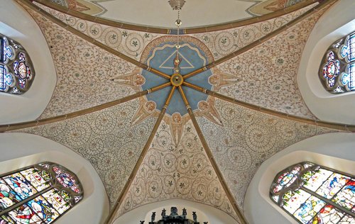 ausgemalte Decke über dem Hochaltar