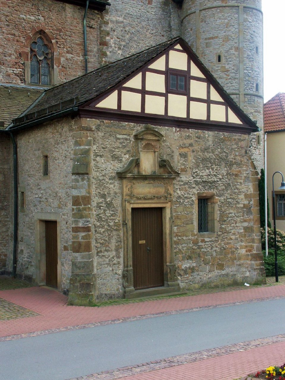 Das Leichhaus von außen: Rechts der ursprüngliche Nordeingang, die heutige Prozessionstür; links die später eingebaute, heutige Eingangstür