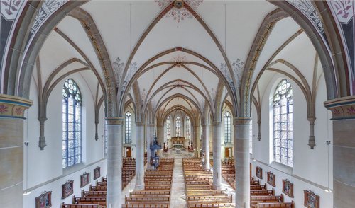 Sicht von der Orgel auf den Altar in der St. Peter und Paul Kiche