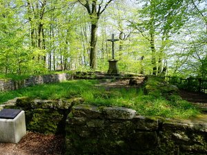 Petrus-Kirche und Kreuz auf der Iburg