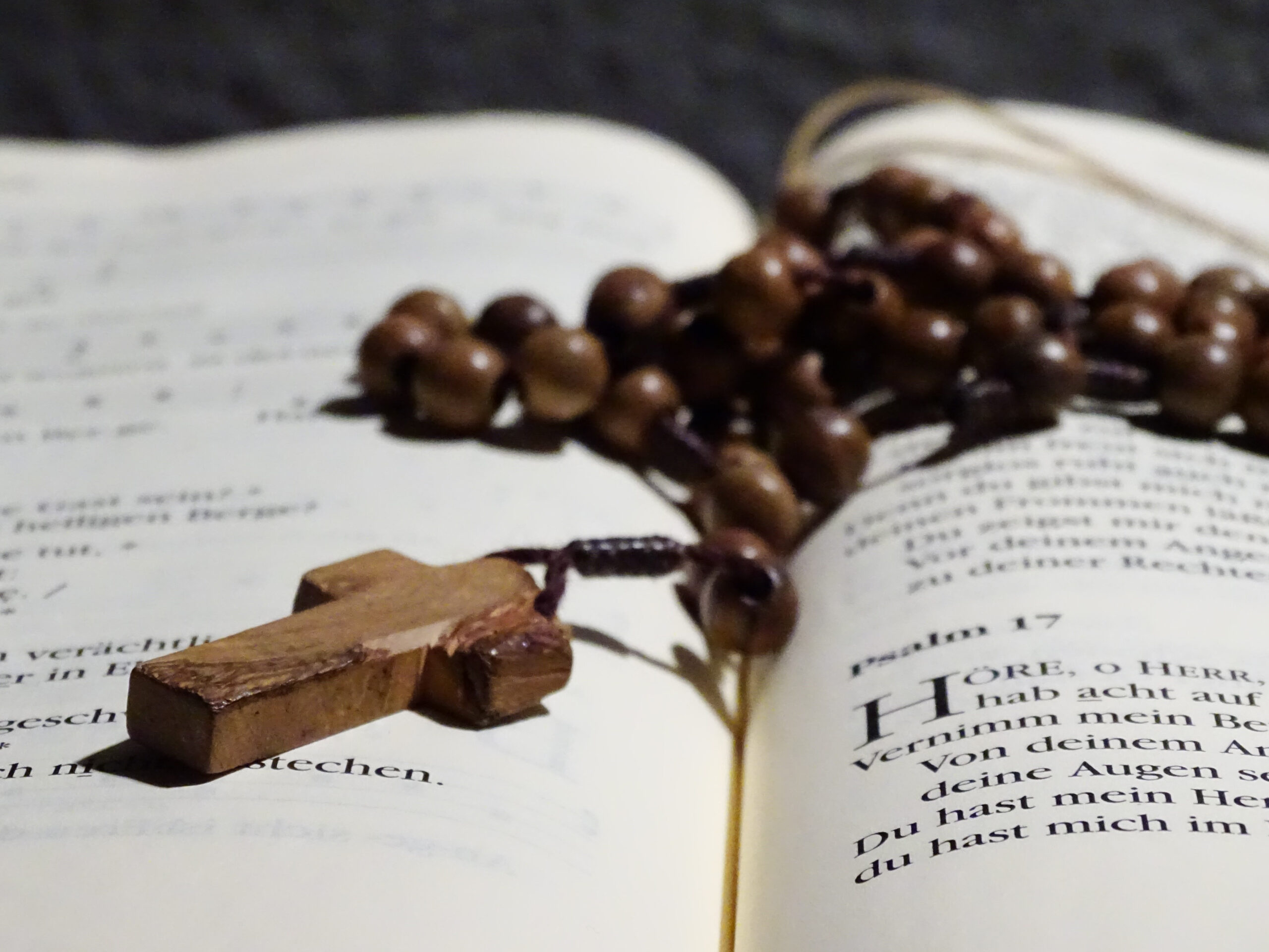 Rosenkranz auf Bibel