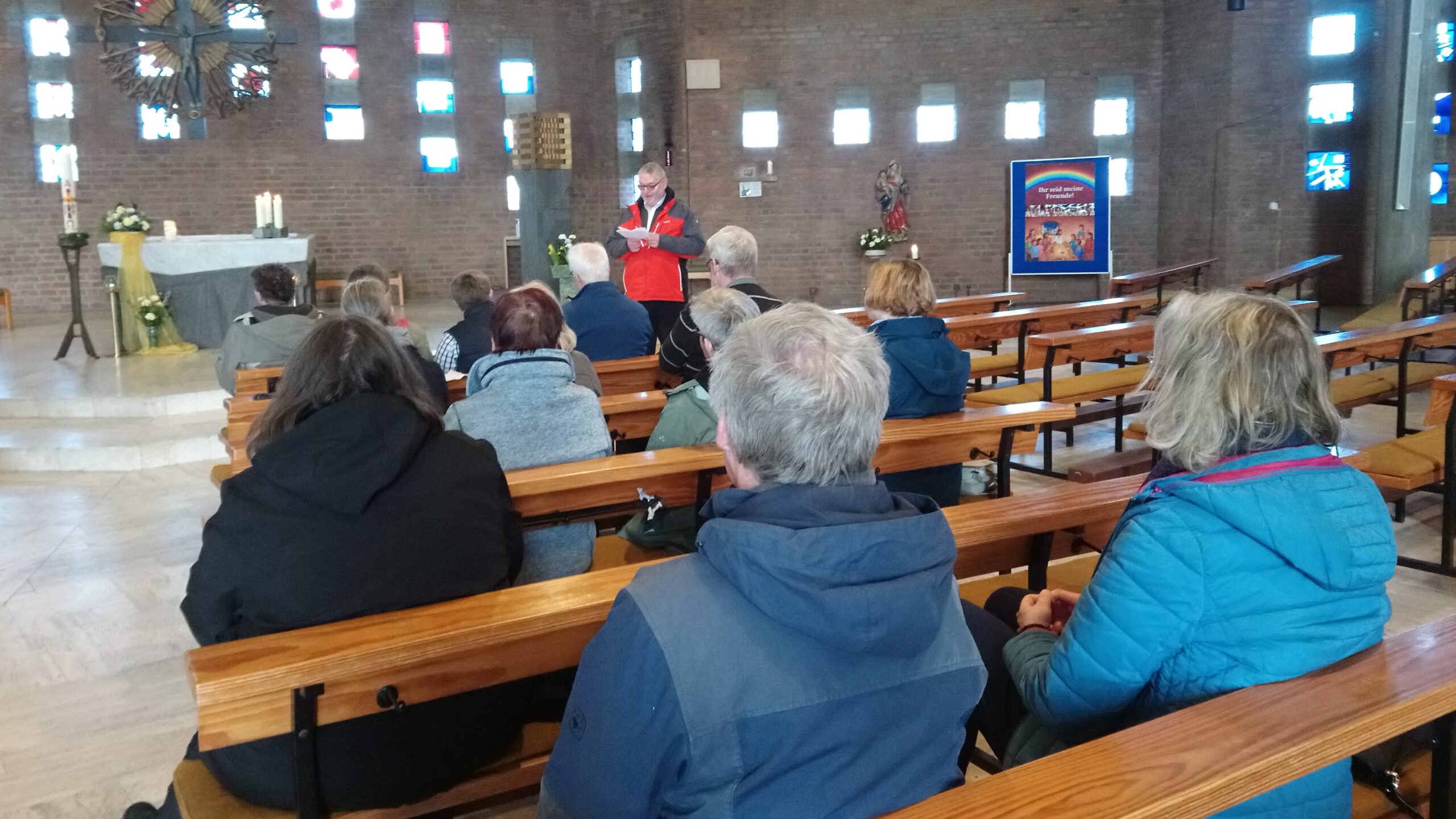 Kirche „Zum verklärten Christus“ – Pfarrer Ansgar Wiemers und eine dankbare Gruppe