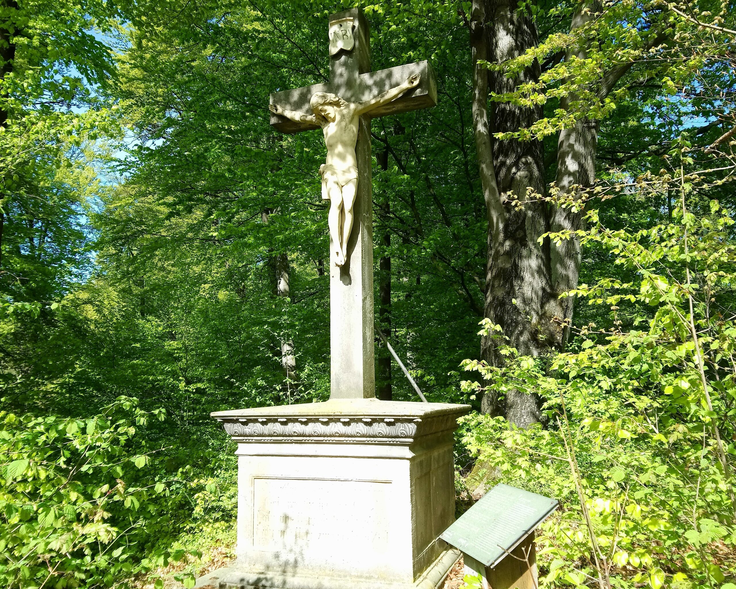 Reelser Kreuz im Frühlingsgrün