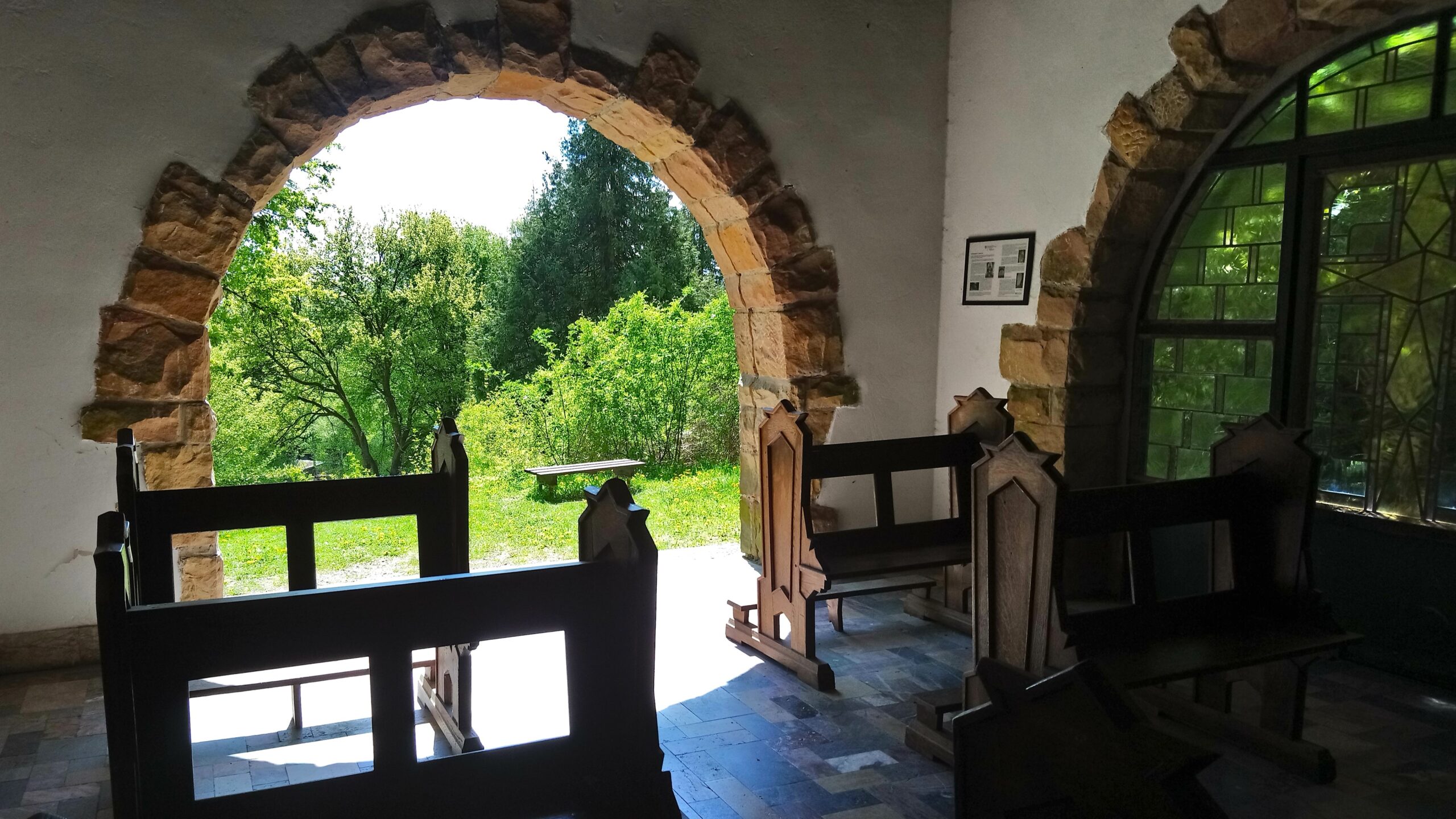 Blick aus der Kapelle ins Grüne