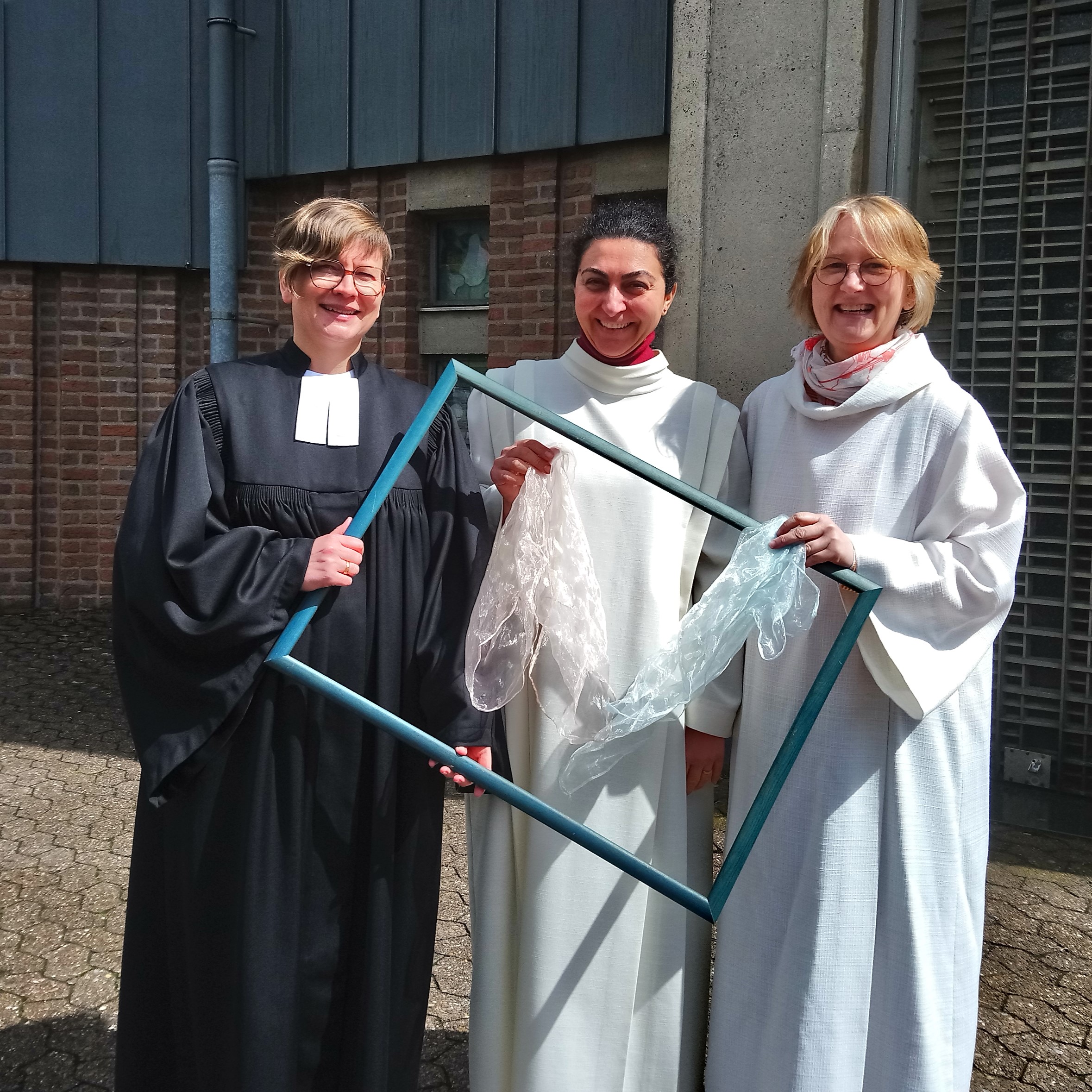 Es gestalteten den ökumenischen Gottesdienst: (v.l.n.r.) Frederike Wieneke, Ani Margaryan und Anne Frank.