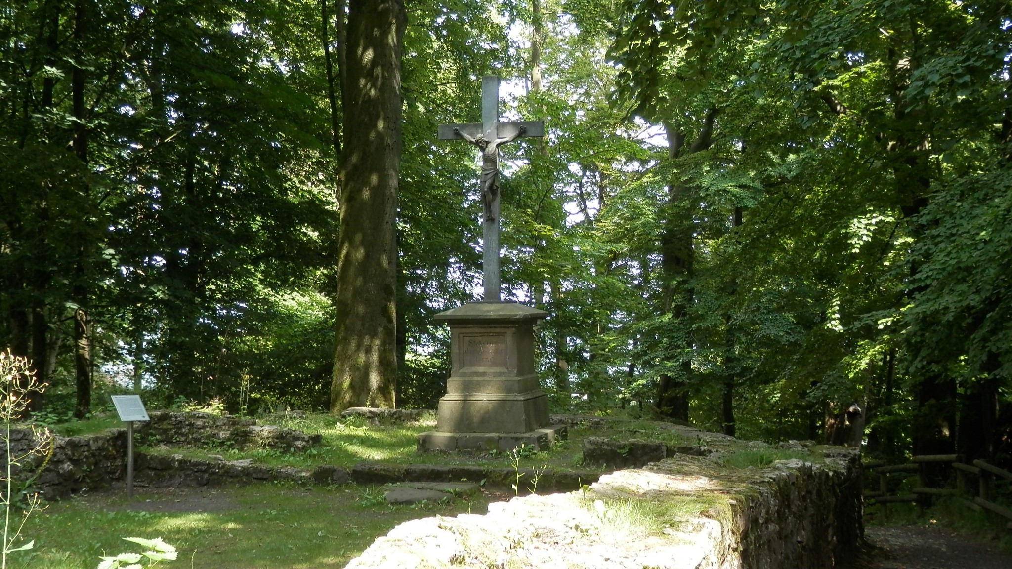 Ruine der Petrus-Kirche und Kreuz auf der Iburg