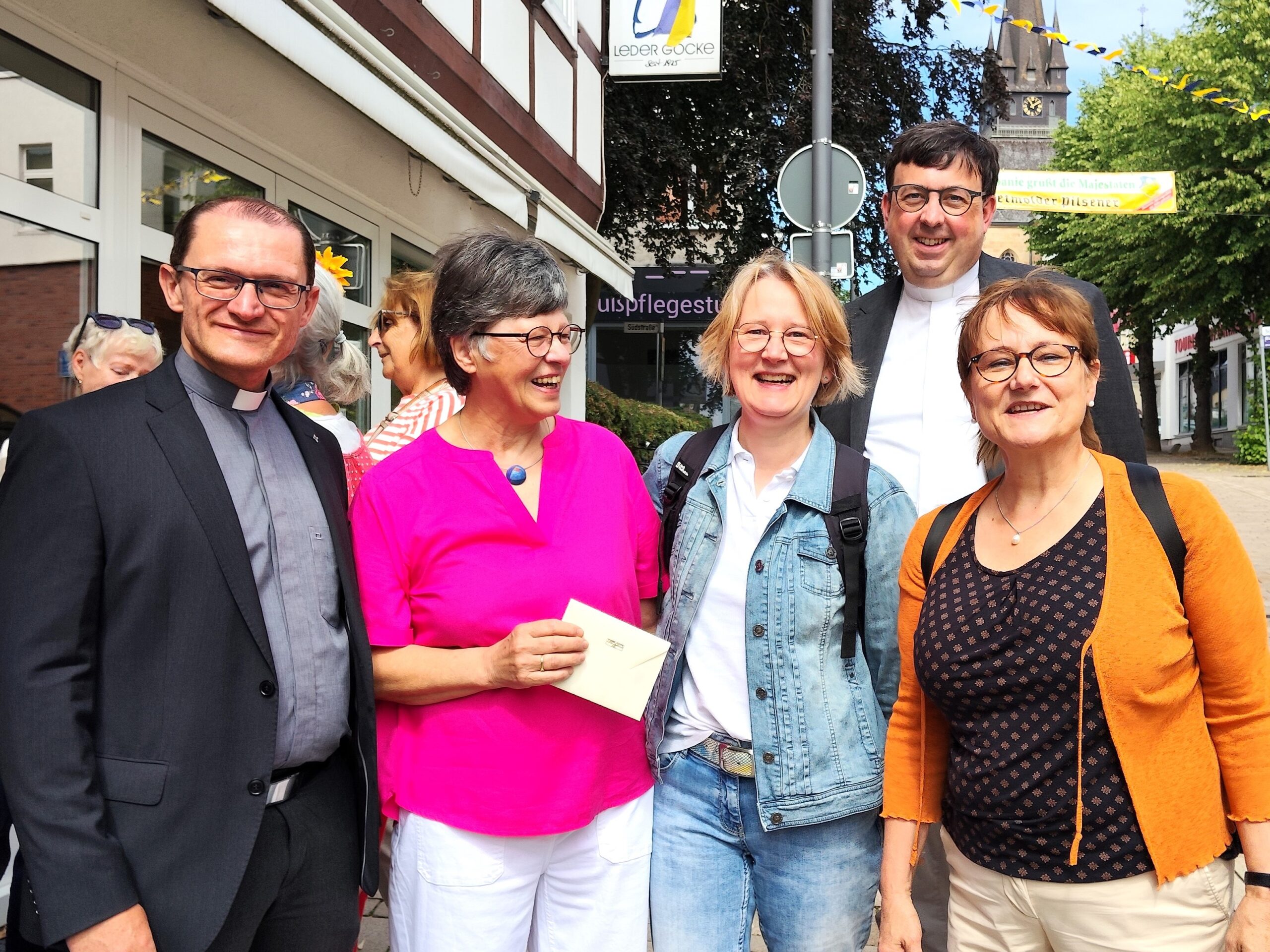 Glückwünsche überbrachten Vertreter des Pastoralen Raums Bad Driburg. (v. l.): Vikar Viktor Schefer, die Vereinsvorsitzende Christa Wirth, Gemeindereferentin Anne Frank, Pfarrer Matthias Klauke und Gemeindereferentin Mechthild Bange.