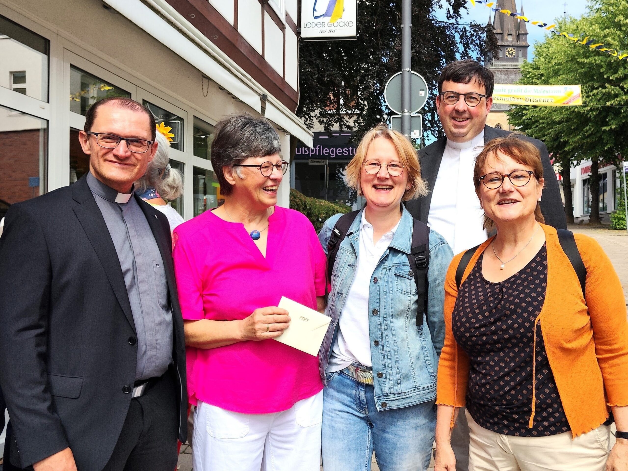 Glückwünsche überbrachten Vertreter des Pastoralen Raums Bad Driburg. (v. l.): Vikar Viktor Schefer, die Vereinsvorsitzende Christa Wirth, Gemeindereferentin Anne Frank, Pfarrer Matthias Klauke und Gemeindereferentin Mechthild Bange.
