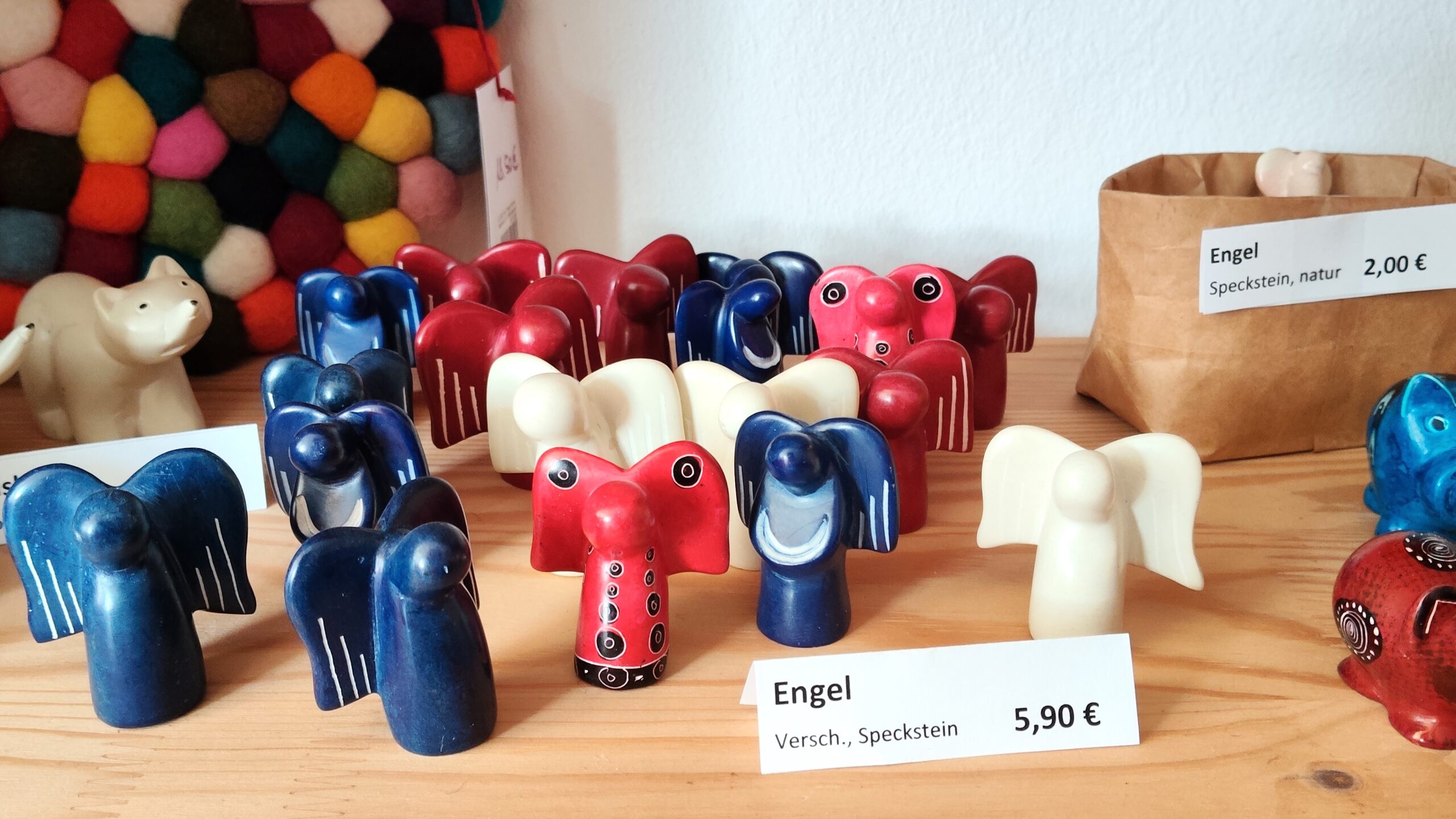 blaue, rote und weiße Engel aus Speckstein werden gern gekauft