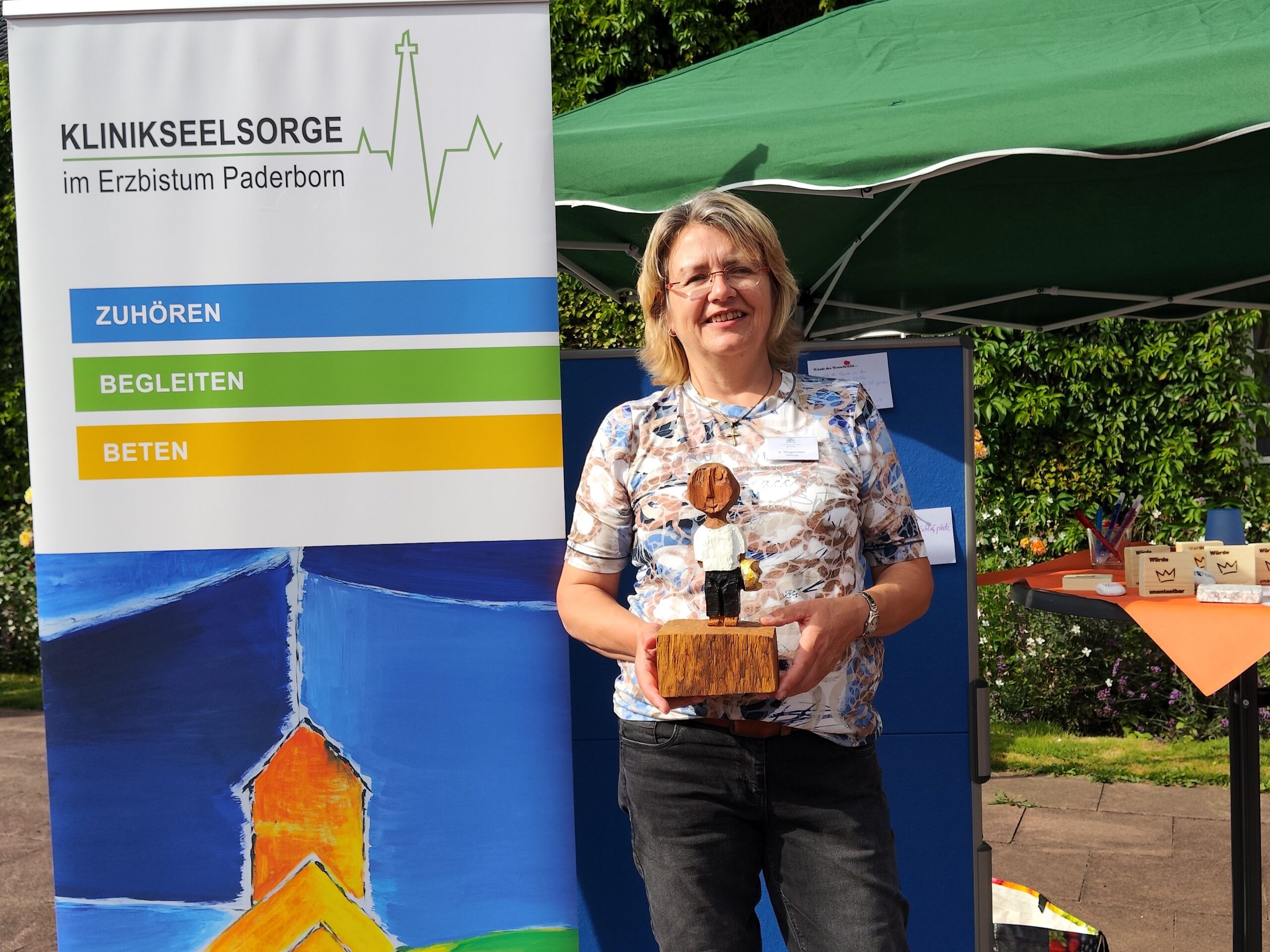Annette Wagemeyer betreute den Stand an den Brunnenarkaden im Gräflichen Park und nahm sich Zeit für Gespräche.