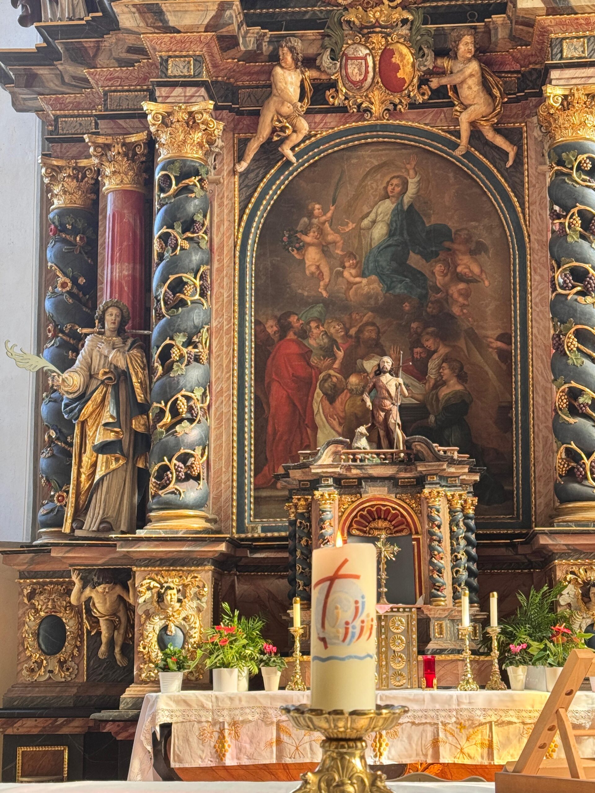 Die Kerze des Pastoralen Raumes brennt auf dem Altar in der Kirche St. Mariä Himmelfahrt in Pömbsen