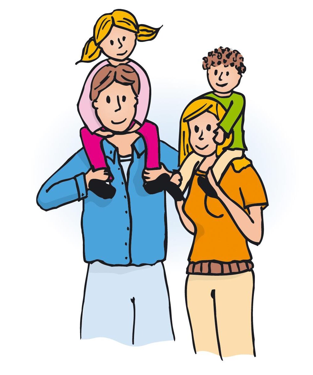 Vater und Mutter tragen ihre Kinder auf den Schultern