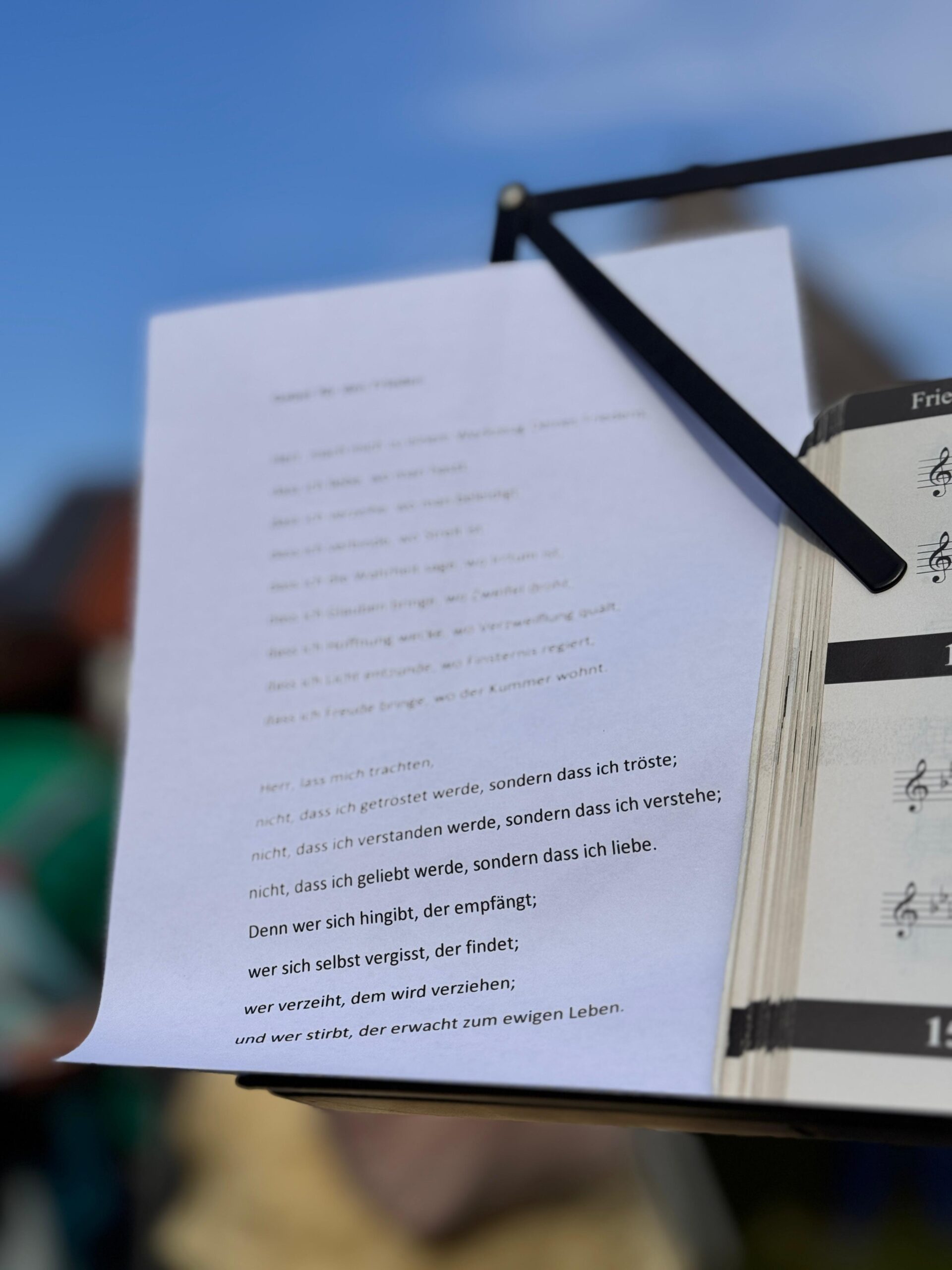 Singen und beten für den Frieden am Dorfplatz in Schönenberg