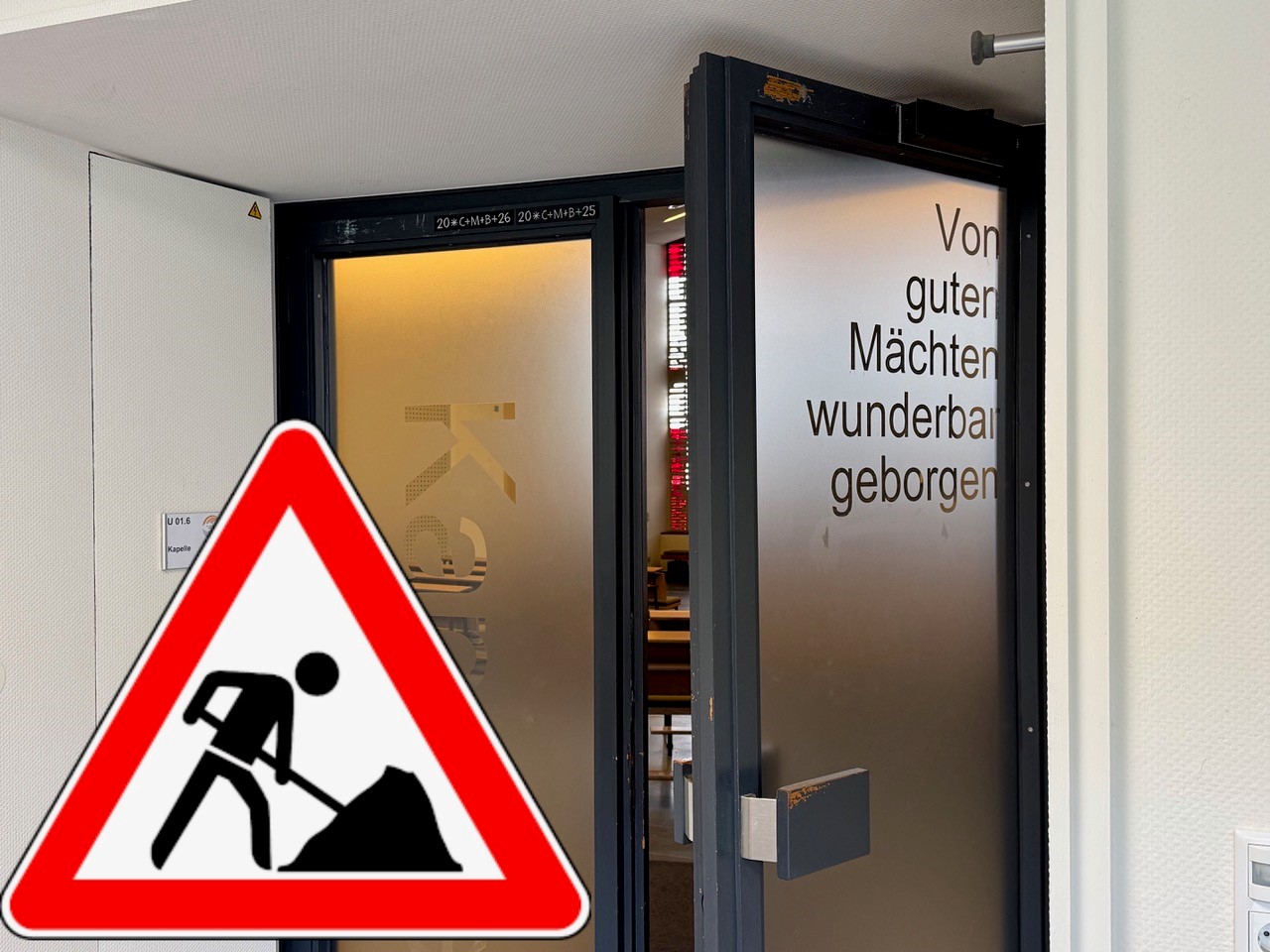 Bauarbeiter Schild vor der Kapellen Tür